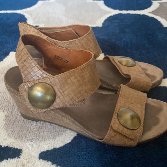 Taos Brown Wedges - Picture 4 of 9